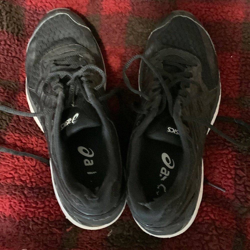 ASICS tennis shoes black and are in fairly good condition the heel is worn out.